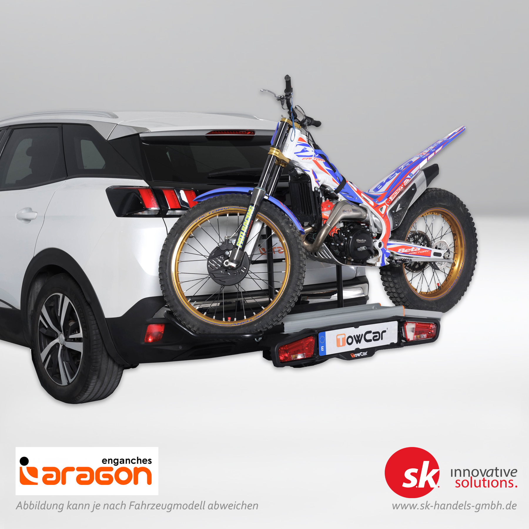 Motorradträger Balance mit Trial-Motorrad auf Anhängerkupplung montiert